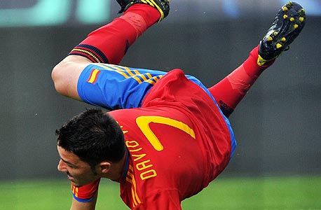 דויד וייה, חלוץ נבחרת ספרד בכדורגל. חוגג עם קידה של בת שבע