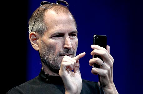 ג'ובס והאייפון 4. שתיקה נזירית במשך שבוע