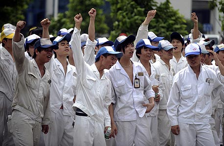 סין: מאות עובדים מפגינים בדרישה להעלאת שכר