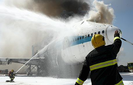 עובד בנמל התעופה בן גוריון במהלך תרגיל חירום, צילום: עמית שעל