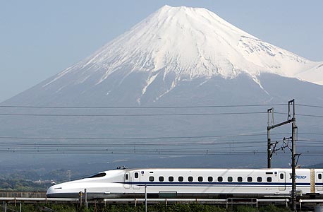 רכבת מהירה ביפן. ברקע - הר פוג'י