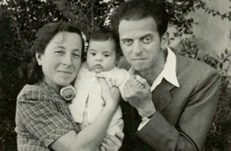 1948. רבקה כרמי בת 4 חודשים עם הוריה מנחם וציפורה רדנר. חורשת בית דניאל, זכרון יעקב