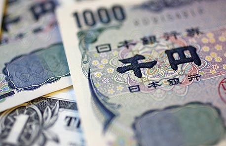 יפן: החוב תפח ליותר מקוודריליון ין, רה&quot;מ אבה שוקל העלאת מס