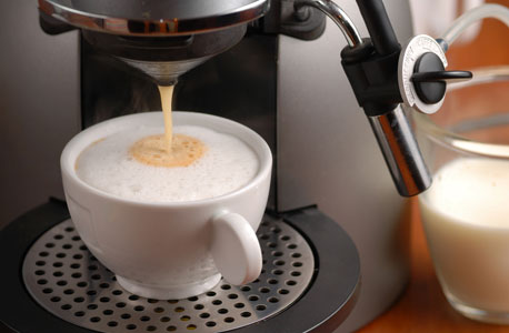 קפה בעבודה עוזר להתנגד לביצוע משימות לא מוסריות, צילום: shutterstock