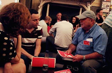 רון לשם עם מפיקים ואנשי תעשיית הקולנוע ב"רוד שואו", צילום: אור פז