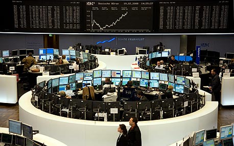 בורסות אירופה נסגרו בירידות חדות; מניית בנק היפו התרסקה ב-31%