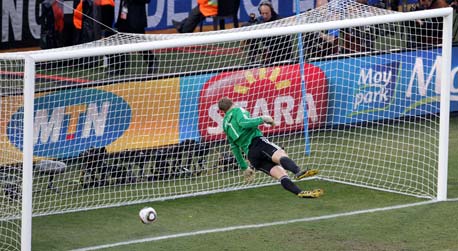 המקרה המפורסם בין נבחרת גרמניה לנבחרת אנגליה במונדיאל 2010. צריך סיוע טכנולוגי בכל החלטה גדולה?, צילום: אי פי אי