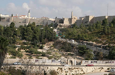 עסקה היסטורית: אזורים ובני נחמיה רכשו קרקע מהפטריארך היווני בירושלים