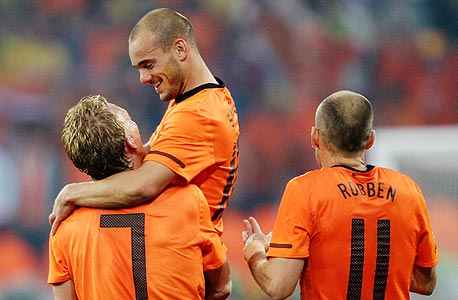 שחקני נבחרת הולנד חוגגים. רגשי נחיתות מול הגרמנים