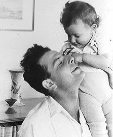 אורנה ברי, בת כמעט שנה, עם אביה, יואש צידון בטבעון
