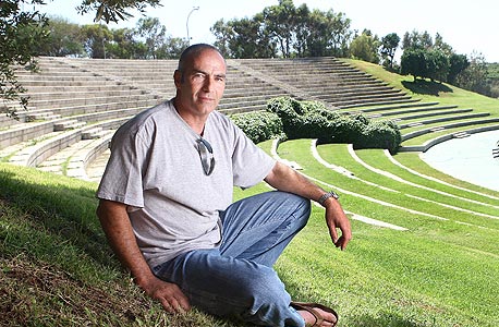 אהוד בן סירה באמפי של חוות רונית. "האמפי חיכה הרבה שנים בלי שעשיתי איתו כלום" אהוד בן סירה באמפי של חוות רונית. "האמפי חיכה הרבה שנים בלי שעשיתי איתו כלום"