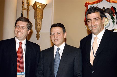 עבדאללה מלך ירדן (במרכז). אינו צפוי לבטל את ההסכם עם ישראל