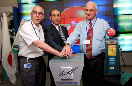 מימין: עמית, לפידות ויו"ר הבורסה שאול ברונפלד ביום השקת מניית דלק ישראל