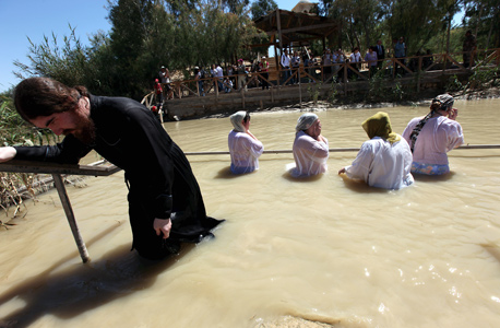 צליינים נוצרים באתר הטבילה