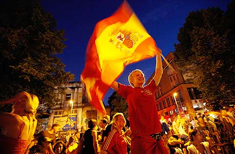 חגיגות בספרד בעקבות הזכייה במונדיאל. מעבירים ערכים בצורה מתוחכמת, צילום: רויטרס
