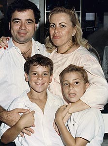 1984. יגאל ואלומה גינדי עם גיא בן ה-7 ואחיו הגדול אבי 1984. יגאל ואלומה גינדי עם גיא בן ה-7 ואחיו הגדול אבי