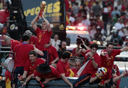 שחקני נבחרת ספרד חוגגים עם הגביע במדריד. צריך לשנות משהו, לא?, צילום: איי פי