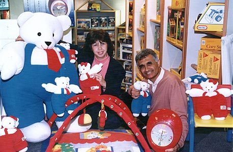 איציק ושושי אורן בחנות של שילב, 1994, צילום: צביקה טישלר