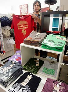 המרצ'נדייז הנמכר ביותר בקליבלנד אחרי עזיבתו של לברון ג'יימס - חולצת "אלוהים שונא את קליבלנד"