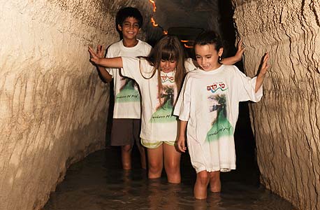 צועדים בנקבת מי קדם. טיול רטוב