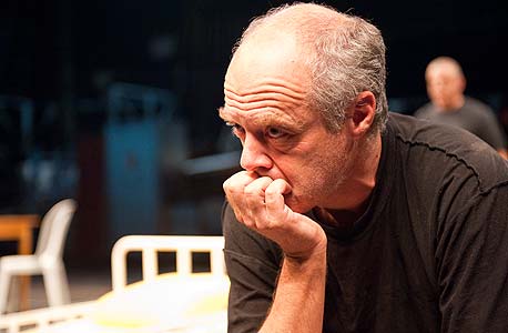 דורון תבורי ב"מי דואג לילד". בית משוגעים על הבמה