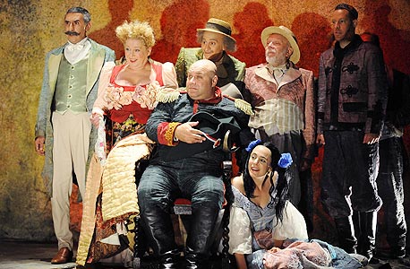 "רביזור", גשר. בתמונה: השחקנים, במרכז דביר בנדק