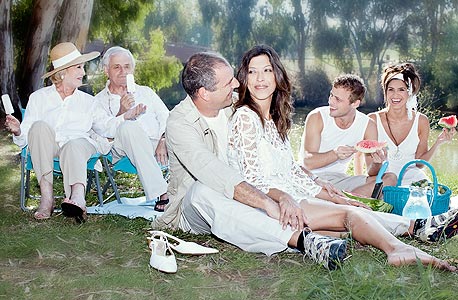 "אמא מאוהבת", בית ליסין. בתמונה: השחקנים, ובהם: אסי לוי, מרים זהר ואילן דר