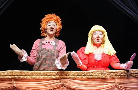 דמויות שעוברות מסע התעללות