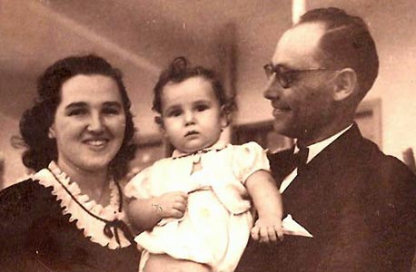1947. שאול לוטן בן השנה בזרועות הוריו בביתם בתל אביב