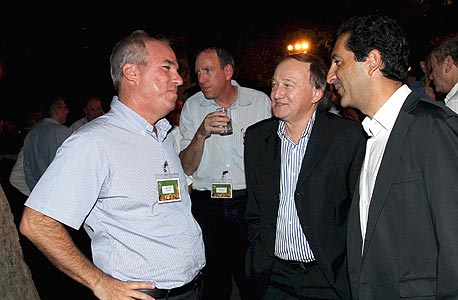 מימין: פטריק דרהי, כוכב הערב, עם אברשה טמיר ואבי פישר