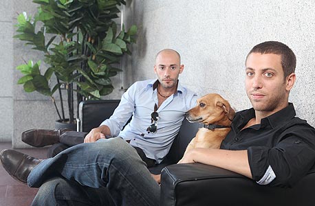 בן אשר (מימין), מויאל והכלב רודריגו. "אנחנו גרפנו את חלקנו בחגיגה", צילום: אוראל כהן