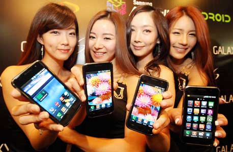 דוגמניות של סמסונג בהשקת סדרת המכשירים החדשה של החברה. זה רק נראה כמו אייפון