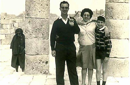 1966. יהושע קסטיאל, בן 13, והוריו סטלה ואפרים בטיול משפחתי לקיסריה