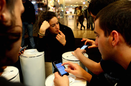 קניית מכשירים סלולריים. הגברים עם גוגל, הנשים עם אפל