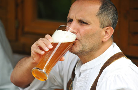 במקום לשתות שתי כוסות בירה ביום אפשר לקנות פרארי?, צילום: shutterstock