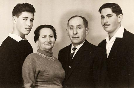 1965. אבי רובינשטיין, בן 15 (משמאל), עם הוריו מרדכי ושפרה ואחיו אליקים, תל אביב