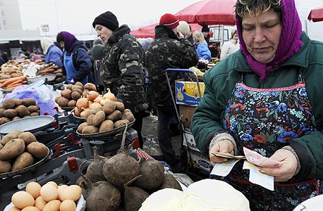 סופרים את הכסף בשוק בקייב, אוקראינה , צילום: בלומברג
