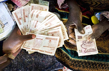שטרות של 50 מיליארד דולר של זימבבואה מוחלפים בשטר אחד של 20 ראנד דרום אפריקאי , צילום: בלומברג