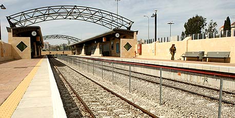 תחנת רכבת באזור כפר סבא. בניית קווים נוספים תביא לפיזור אוכלוסין אופטימלי 