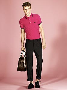 Fred Pery. לוגו בדמות זר מנצחים העשוי עלי דפנה Fred Pery. לוגו בדמות זר מנצחים העשוי עלי דפנה