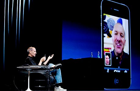 מנכ"ל אפל מדגים את אפליקציית FaceTime בהשקת אייפון 4, צילום: בלומברג