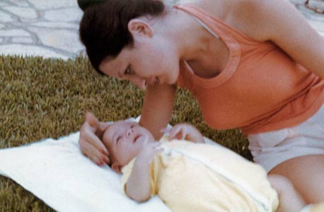 1972. עדי התינוק עם אמו רעיה, בגינת הבית בהרצליה פיתוח