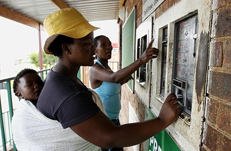 נשים משלמות מראש במכונות אוטומטיות עבור כמות מוגבלת של חשמל לבתיהן בעיירת עוני ליד יוהנסבורג. "עורכת דין ניגרית סיפרה לי שחשמל עולה לה 700 דולר בחודש. בשביל רוב האנשים שם זו משכורת שנתית"
