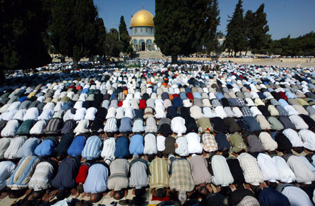 המוני מתפללים בהר הבית באחת מתפילות יום השישי של הרמדאן