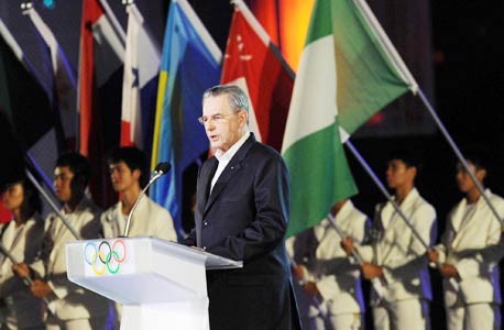 ז'אק רוג בטקס הפתיחה לאולימפיאדה בסינגפור. "המשחקים האלה מאפשרים לכל החברים בוועד האולימפי להרגיש שייכים לתנועה האולימפית בצורה אקטיבית - משהו חשוב מבחינה פוליטית"