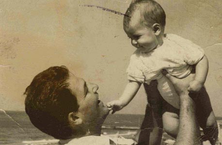 1958. אתי רוטר עם אביה אהרון קסטרו בחוף הים בתל אביב