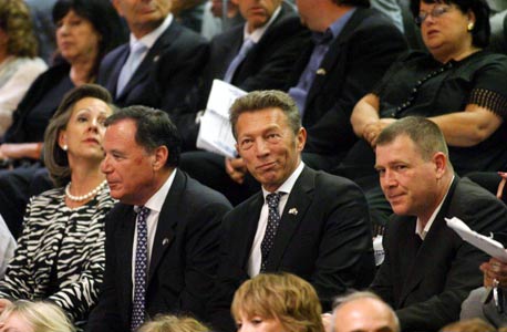 מימין: אבי לאומי, ארקדי גאידמק, דני גילרמן ורעייתו ג'ניס בטקס ההשבעה של הנשיא פרס. "עברתי מקום כדי לפנות את כיסאי לנכה, ופתאום כולם חשבו שגאידמק מממן את אירונאוטיקס"