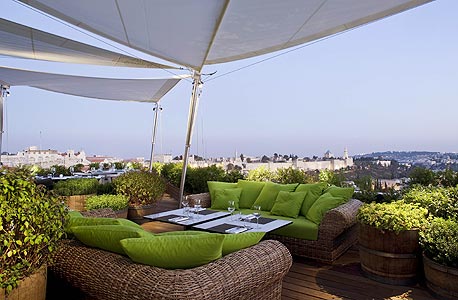 מסעדת Roof Top במלון ממילא ירושלים. גם נוף מרהיב, צילום: עדי גילעד