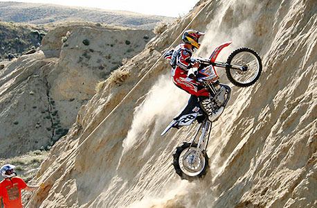 דוהרים במעלה הגבעה. הזרוע האחורית מונעת התהפכויות. לפעמים