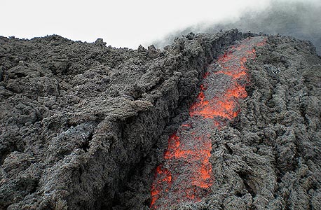 לבה זורמת מלוע הר הגעש פאקיה בגואטמלה